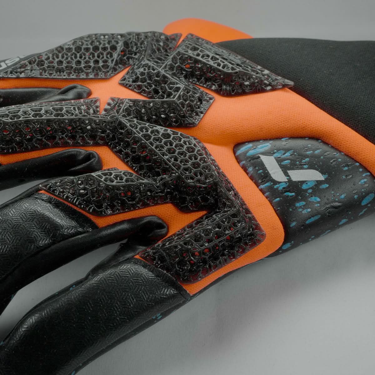Guantes de portero Reusch Attrakt Fusion Carbon 3D, con palma Reusch Grip Fusion de alto agarre, corte anatómico y refuerzos Carbon® 3D en el dorso. Guantes de portero de futbol profesionales, usados por Meret y Szczęsny, ideales para máximo control y protección en cualquier superficie.
