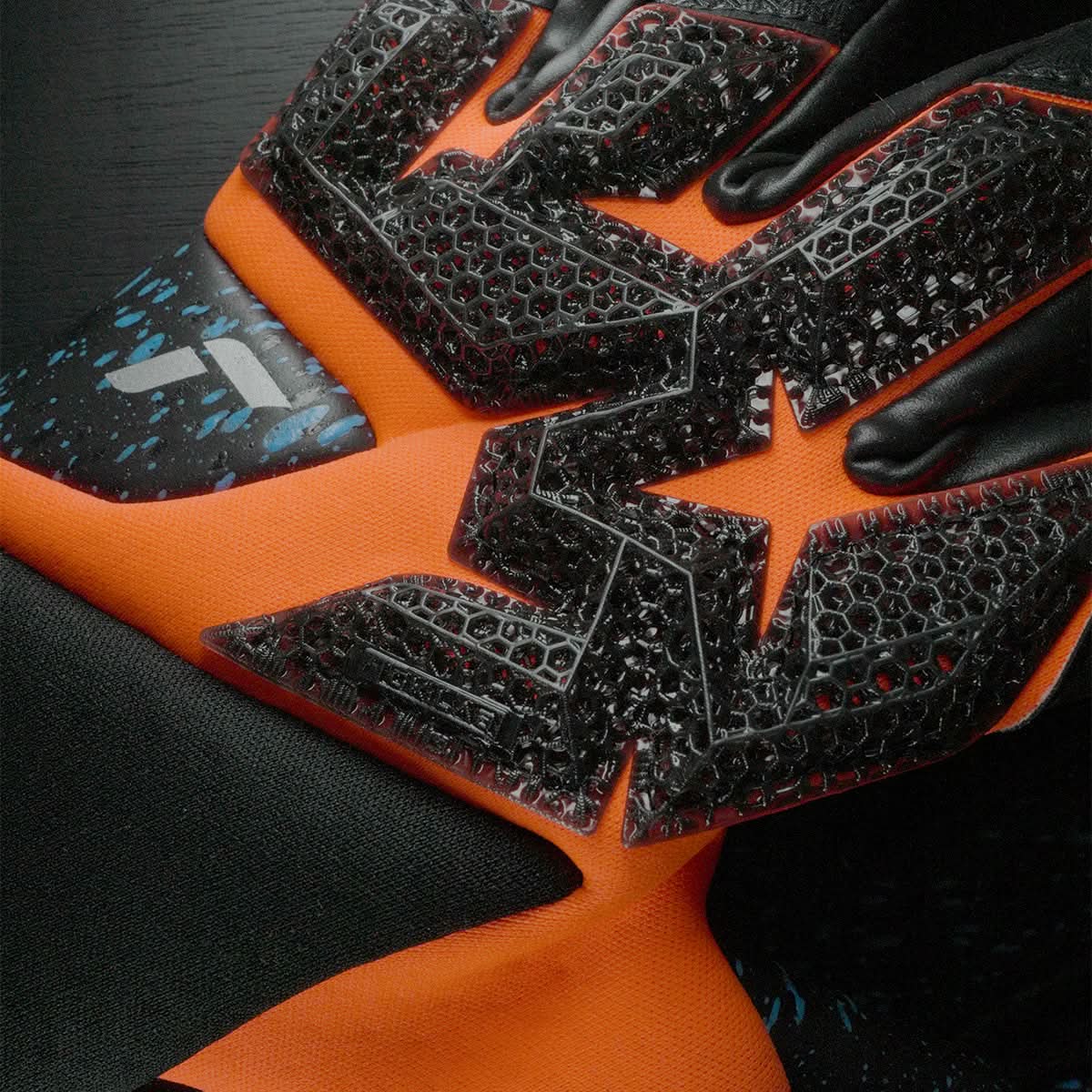 Guantes de portero Reusch Attrakt Fusion Carbon 3D, con palma Reusch Grip Fusion de alto agarre, corte anatómico y refuerzos Carbon® 3D en el dorso. Guantes de portero de futbol profesionales, usados por Meret y Szczęsny, ideales para máximo control y protección en cualquier superficie.