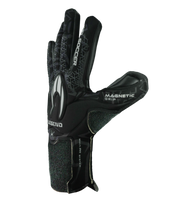 Guantes de portero de futbol HO Soccer Legend II NG Black Cell, con palma BLACK MAGNETIC de agarre profesional, corte negativo ergonómico y cuerpo BREATHAPRENE® ligero y transpirable. Cierre MULTI FIT personalizable para máxima precisión y comodidad. Disponibles en UnoKeeper.