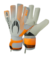 Guantes de portero de futbol HO Soccer One NG Blade Shield Blanco/Naranja/Negro, con palma SHIELD de 5 mm para mayor durabilidad en césped artificial, corte negativo ergonómico, dorso transpirable y cierre de muñequera elástica con velcro. Disponibles en UnoKeeper.