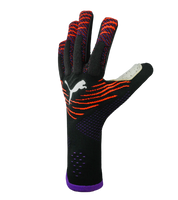 Guantes de portero de fútbol Puma Future Ultimate NC Pro en negro/rojo, con palma Elite+ Dual Grip de látex alemán de 4 mm, corte negativo anatómico, dorso con relieve en nudillos y cierre de muñeca elástica. Guantes profesionales de alto rendimiento, disponibles en UnoKeeper.