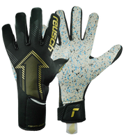 Guantes de portero de fútbol Reusch FastGrip Fusion Black/Gold, con palma Fusion, corte Hybrid Evolution, dorso ventilado y cierre AdaptiveFlex. Guantes profesionales de agarre, precisión y durabilidad, disponibles en UnoKeeper.