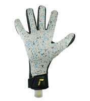 Guantes de portero de fútbol Reusch FastGrip Fusion Black/Gold, con palma Fusion, corte Hybrid Evolution, dorso ventilado y cierre AdaptiveFlex. Guantes profesionales de agarre, precisión y durabilidad, disponibles en UnoKeeper.