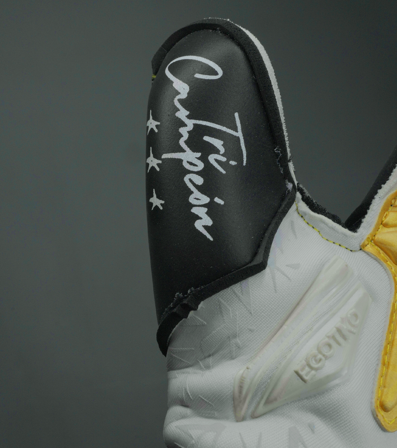 Guantes de portero Egotiko Malagold con palma de látex AXG, corte híbrido Negative-Roll, dorso reforzado y detalles dorados que celebran el tricampeonato. Máxima protección, agarre profesional y estilo único, disponibles en UnoKeeper.
