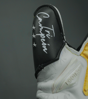 Guantes de portero Egotiko Malagold con palma de látex AXG, corte híbrido Negative-Roll, dorso reforzado y detalles dorados que celebran el tricampeonato. Máxima protección, agarre profesional y estilo único, disponibles en UnoKeeper.