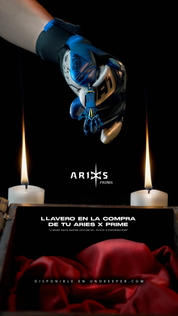 Guantes de portero Aries X PRIME Blue, con palma AXG® de látex alemán, corte Arrow Cut ergonómico, dorso con protección avanzada y cierre de muñeca de doble anclaje. Guantes de portero de futbol de alto rendimiento. Disponibles en UnoKeeper.