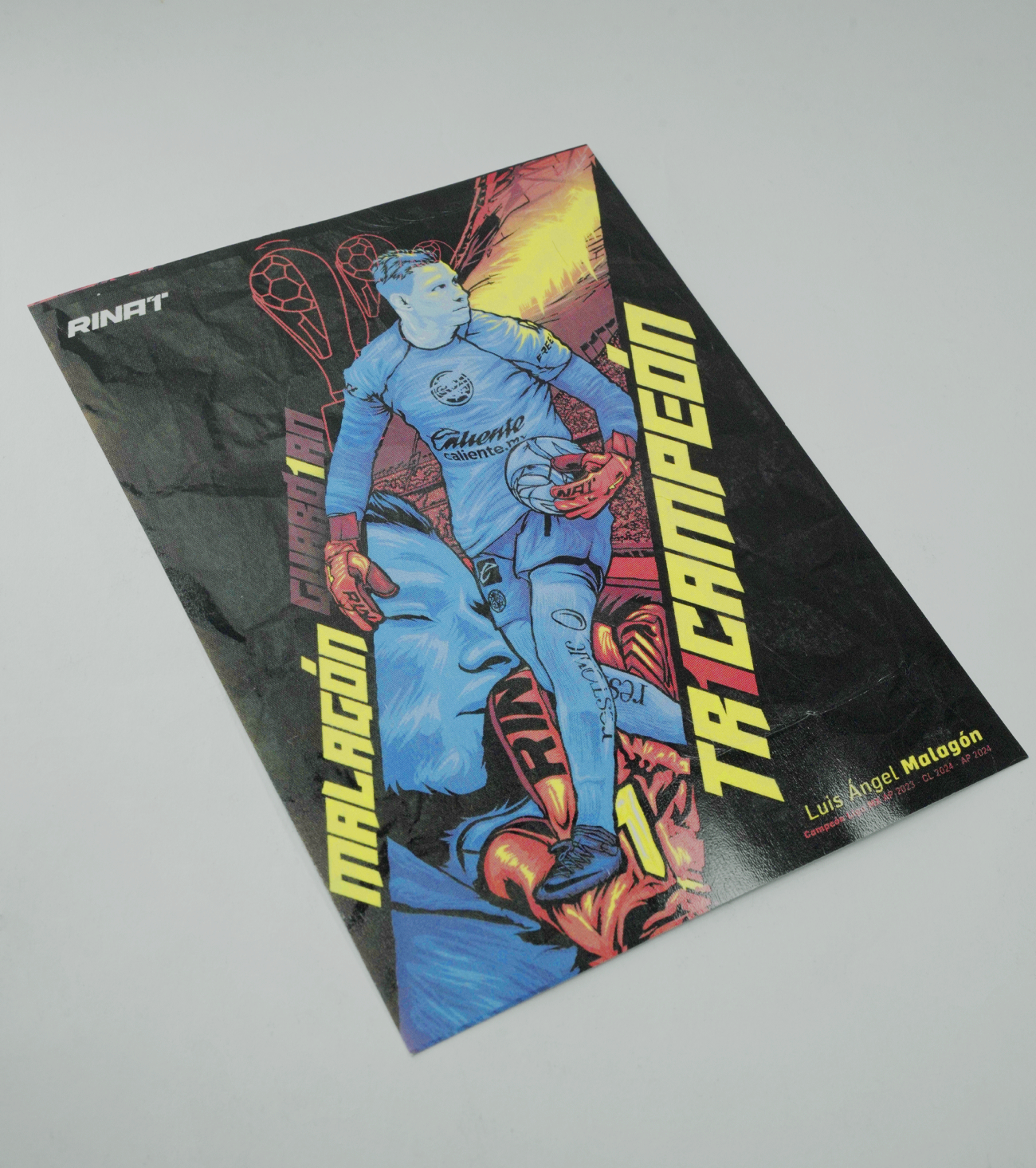 Guantes de portero Egotiko Malagold con palma de látex AXG, corte híbrido Negative-Roll, dorso reforzado y detalles dorados que celebran el tricampeonato. Máxima protección, agarre profesional y estilo único, disponibles en UnoKeeper.