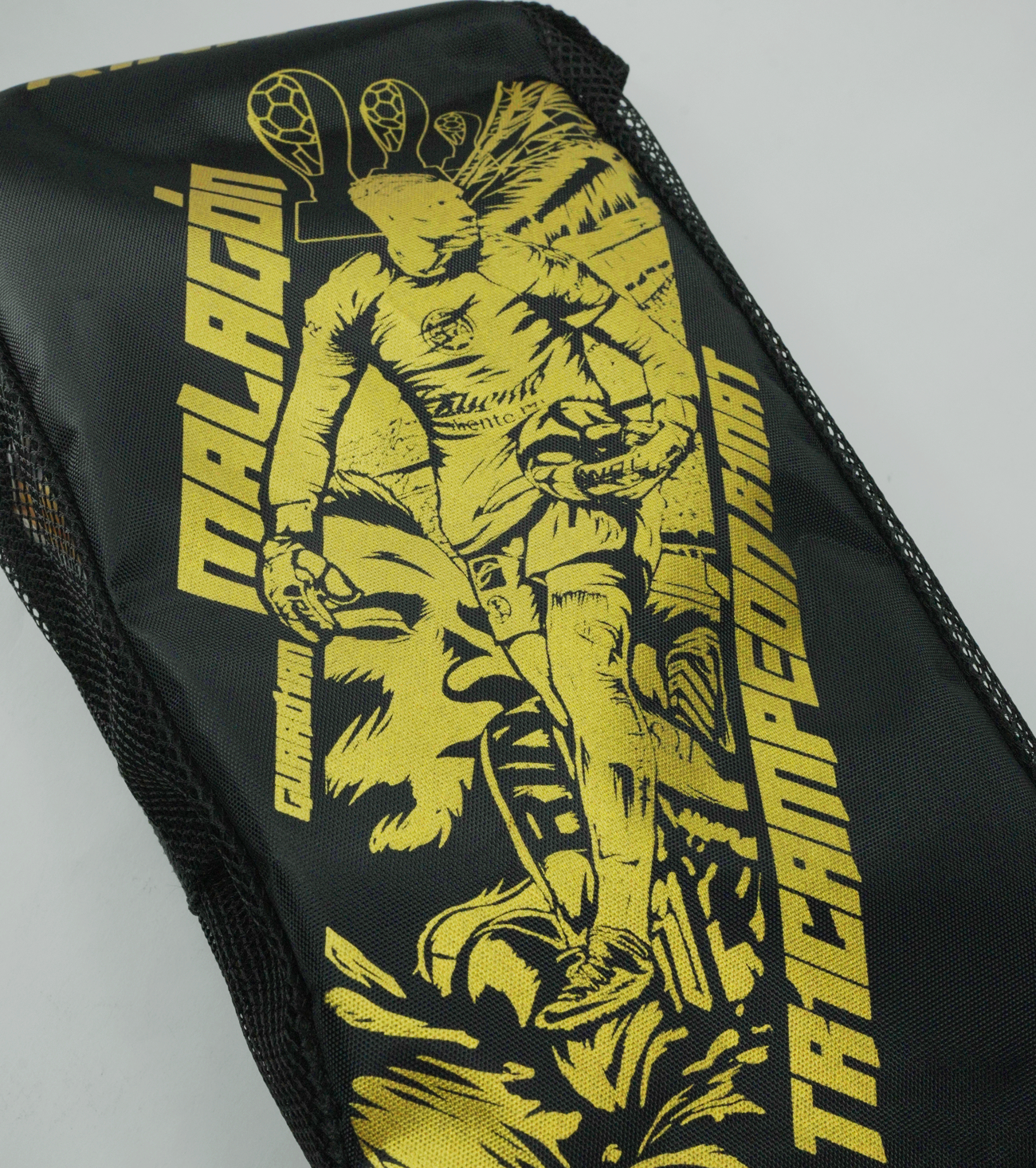Guantes de portero Egotiko Malagold con palma de látex AXG, corte híbrido Negative-Roll, dorso reforzado y detalles dorados que celebran el tricampeonato. Máxima protección, agarre profesional y estilo único, disponibles en UnoKeeper.