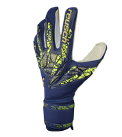 Guantes de portero de fútbol Reusch Attrakt Gold X Glueprint, con palma Grip Gold X Glueprint ultra adherente, corte Evolution Negative, dorso protector y cierre elástico con correa de neopreno. Disponibles en UnoKeeper.