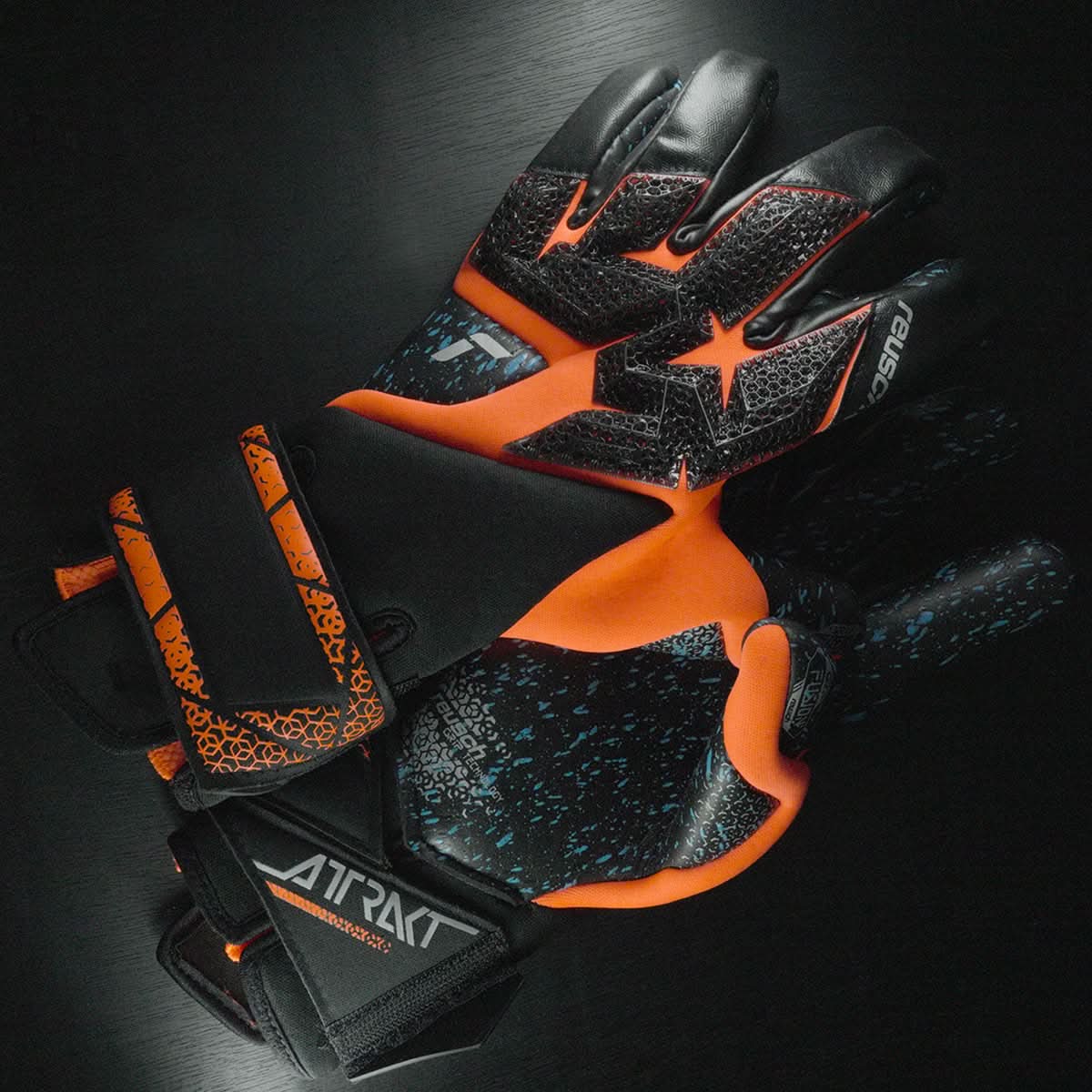 Guantes de portero Reusch Attrakt Fusion Carbon 3D, con palma Reusch Grip Fusion de alto agarre, corte anatómico y refuerzos Carbon® 3D en el dorso. Guantes de portero de futbol profesionales, usados por Meret y Szczęsny, ideales para máximo control y protección en cualquier superficie.