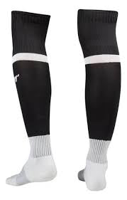 Zona diseñada para absorber impacto y reducir desgaste.
Características técnicas:
Refuerzo textil en el área de la rodilla.
Protección adicional contra impactos y caídas.
Zonas reforzadas en talón y puntera.
Mayor resistencia al roce con el césped.
Estructura acolchada ligera.
Construcción pensada para acciones repetitivas del portero.
Función en juego:
Reduce el impacto en caídas y protege las zonas más expuestas durante el juego.