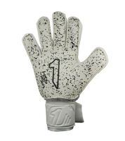 Guantes de portero Rinat Vengador Spine Turf blanco para fútbol y entrenamiento en superficies abrasivas; guantes de arquero con palma HG+ Next de gran durabilidad y buen agarre, corte ergonómico para ajuste natural y mayor comodidad. Sistema SPINES con varillas de protección en los dedos para prevenir lesiones, ajuste seguro con muñequera elástica y cintillo doble. Guantes ideales para porteros que buscan resistencia, protección y rendimiento en canchas de pasto sintético o terreno duro.