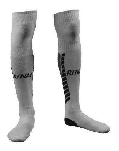 Medias de portero Classic Larga Rinat Blanco/Negro, confeccionadas 100% en poliéster, con refuerzo textil en rodillas para mayor protección y absorción de impactos, ajuste anatómico que se adapta a la curvatura de la pierna, comodidad prolongada, transpirables y resistentes, ideales para entrenamientos y partidos, soportan movimientos intensos de porteros, proporcionan estabilidad, confort y rendimiento en cada atajada, perfectas para césped natural y sintético, uso semiprofesional y competitivo.
