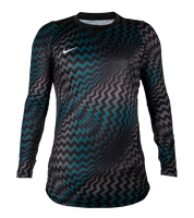 Zona frontal diseñada para rendimiento y movilidad natural.
Características técnicas:
Tejido técnico ligero de alta transpirabilidad.
Superficie frontal que favorece la evaporación del sudor.
Construcción flexible para movimientos explosivos.
Ajuste ergonómico adaptado al torso del portero.
Material suave que reduce fricción con la piel.
Diseño optimizado para blocajes, estiradas y salidas rápidas.
Función en juego:
Permite movimientos naturales sin restricción durante acciones intensas.