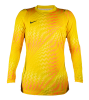 Zona frontal diseñada para comodidad, transpirabilidad y libertad de movimiento.
Características técnicas:
Tejido técnico ligero de alta ventilación.
Superficie frontal transpirable que favorece la evaporación del sudor.
Construcción flexible que permite estiramientos completos.
Ajuste ergonómico adaptado al torso del portero.
Material suave que reduce fricción con el cuerpo.
Diseño pensado para movimientos explosivos y bloqueos frontales.
Función en juego:
Permite movilidad natural en salidas, blocajes y r