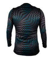 Panel posterior enfocado en ventilación y regulación térmica.
Características:
Tejido transpirable de secado rápido.
Mejora circulación de aire en la espalda.
Reduce acumulación de calor corporal.
Sensación ligera durante todo el partido.
Elasticidad moderada que acompaña el movimiento del tronco.
Construcción resistente al uso continuo.
Beneficio:
Mayor frescura y comodidad en entrenamientos y partidos prolongados.