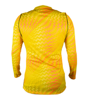 Panel posterior enfocado en ventilación y regulación térmica.
Características:
Tejido transpirable de secado rápido.
Mejora circulación de aire en la espalda.
Reduce acumulación de calor corporal.
Mantiene sensación ligera durante todo el partido.
Elasticidad moderada para acompañar movimientos del tronco.
Construcción resistente al uso continuo.
Beneficio:
Mayor frescura y confort en sesiones prolongadas.