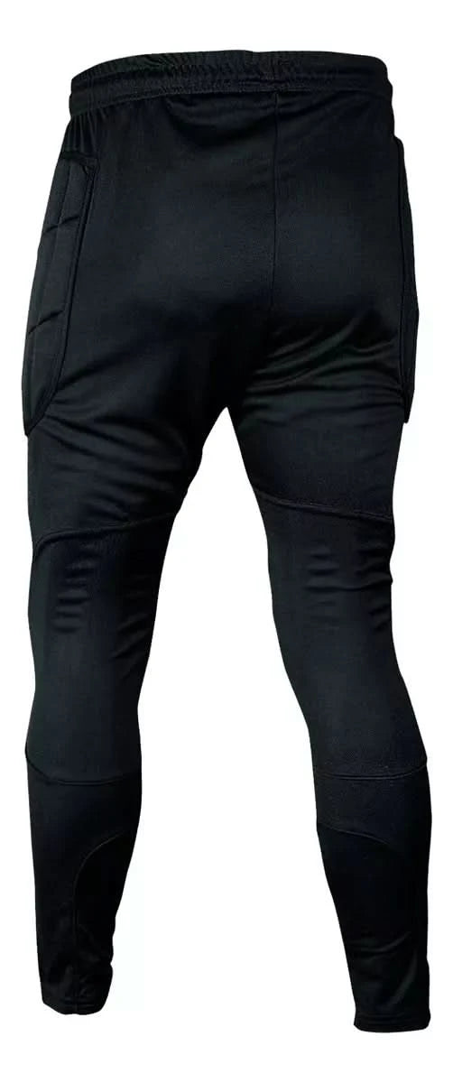 Diseño con corte anatómico que se adapta a la forma del cuerpo del portero, ofreciendo ajuste cómodo y ergonómico. Permite movilidad total durante estiradas, bloqueos y desplazamientos sin sacrificar estabilidad.