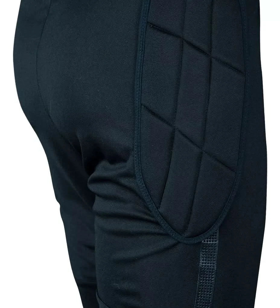 Fabricado con materiales textiles de alta calidad que proporcionan resistencia, flexibilidad y durabilidad. Incorpora lycra en la zona del tiro para mejorar la elasticidad, evitar desgaste prematuro y permitir movimientos naturales sin restricciones.