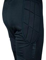 Fabricado con materiales textiles de alta calidad que proporcionan resistencia, flexibilidad y durabilidad. Incorpora lycra en la zona del tiro para mejorar la elasticidad, evitar desgaste prematuro y permitir movimientos naturales sin restricciones.