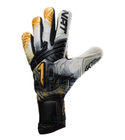 Corte negativo diseñado para ofrecer un ajuste más preciso y mayor sensibilidad con el balón.
Características técnicas:
Costuras ubicadas en el interior del guante.
Ajuste ceñido que se adapta a la forma natural de la mano.
Diseño técnico que mejora la sensación de contacto con el balón.
Reduce el exceso de material en los dedos.
Favorece la precisión en blocajes y control.
Función en juego:
Proporciona mayor sensación y control del balón gracias a su ajuste más cercano a la mano.