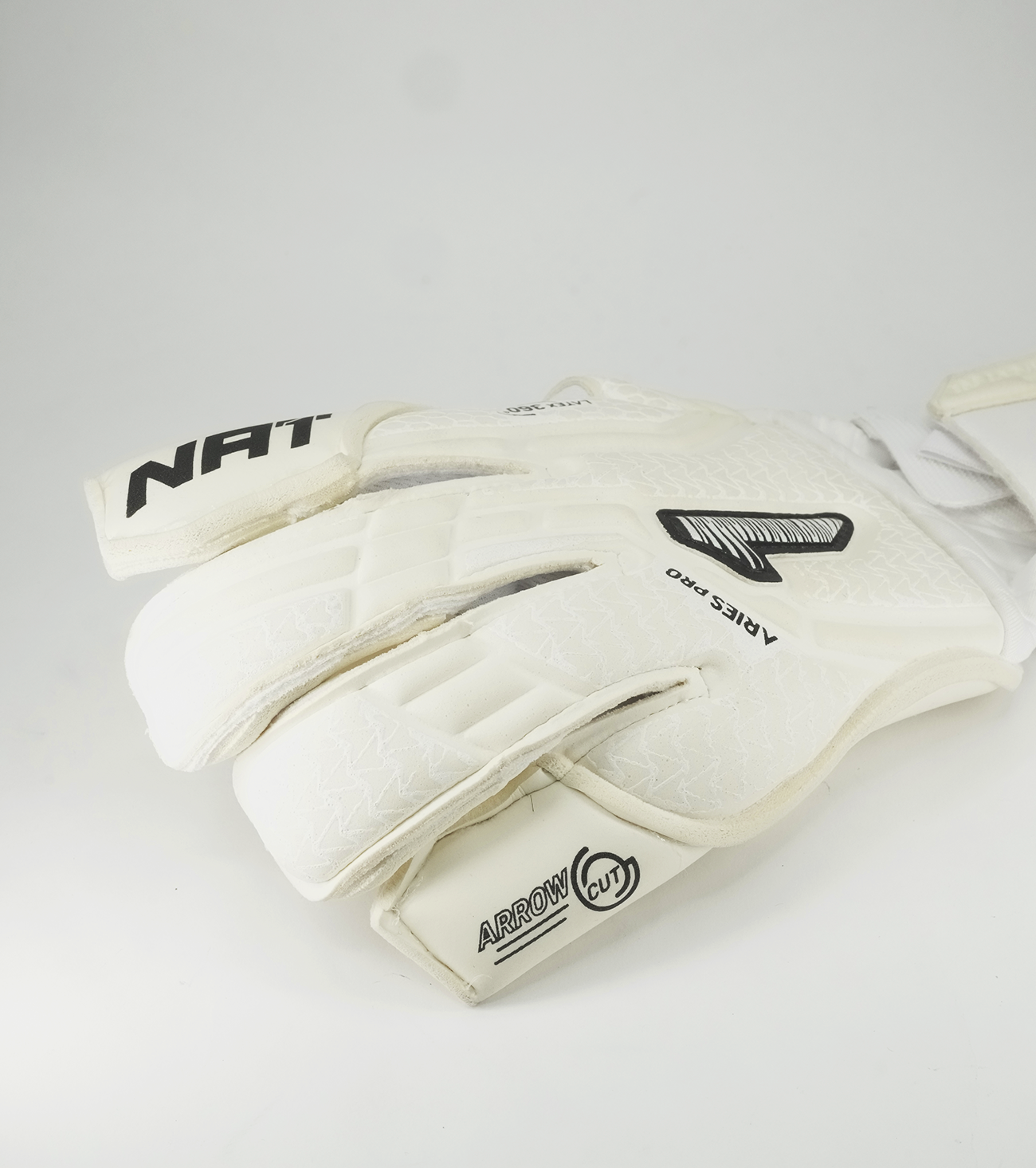 Guantes de portero Rinat Aries Nemesis profesional con látex alemán AXG®, corte Arrow Cut y construcción 360° látex que brinda agarre extremo, protección y ajuste ergonómico. Ideales para porteros que buscan máximo rendimiento, control del balón y desempeño superior en cualquier condición de juego.