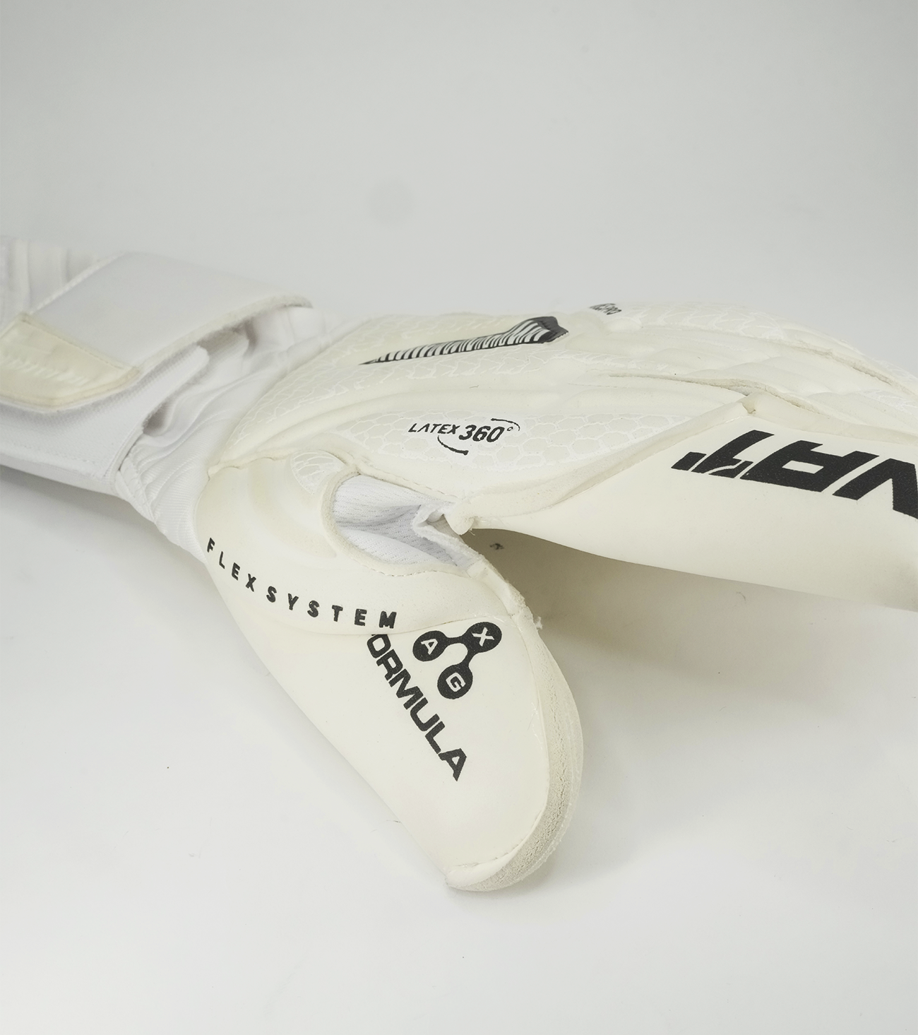 Guantes de portero Rinat Aries Nemesis profesional con látex alemán AXG®, corte Arrow Cut y construcción 360° látex que brinda agarre extremo, protección y ajuste ergonómico. Ideales para porteros que buscan máximo rendimiento, control del balón y desempeño superior en cualquier condición de juego.