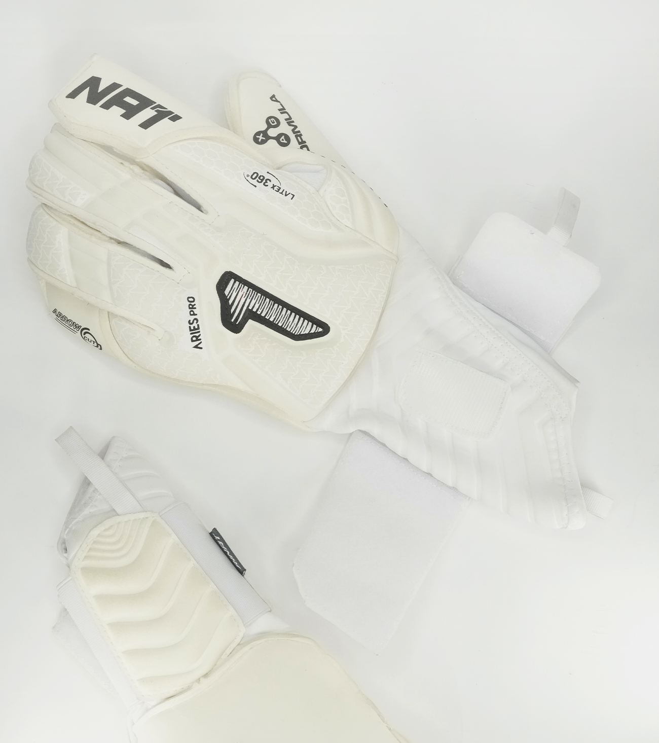 Guantes de portero Rinat Aries Nemesis profesional con látex alemán AXG®, corte Arrow Cut y construcción 360° látex que brinda agarre extremo, protección y ajuste ergonómico. Ideales para porteros que buscan máximo rendimiento, control del balón y desempeño superior en cualquier condición de juego.