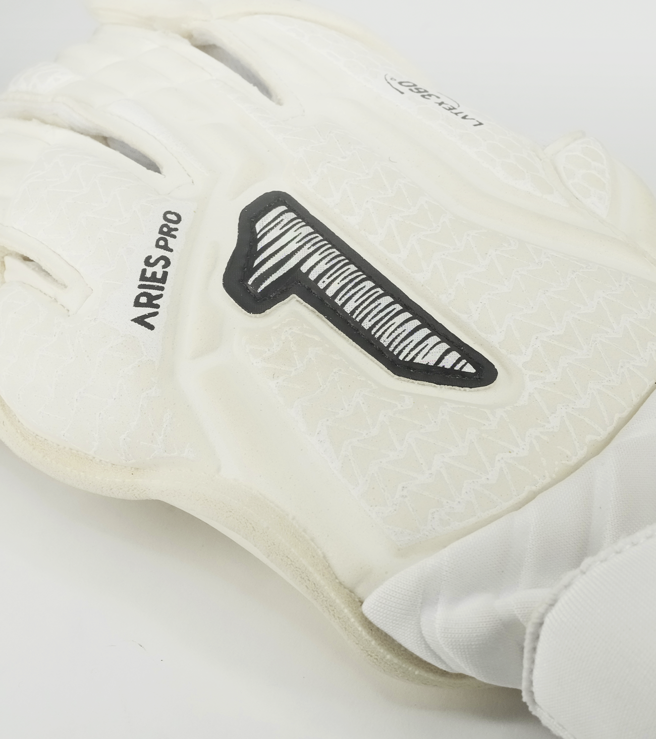 Guantes de portero Rinat Aries Nemesis profesional con látex alemán AXG®, corte Arrow Cut y construcción 360° látex que brinda agarre extremo, protección y ajuste ergonómico. Ideales para porteros que buscan máximo rendimiento, control del balón y desempeño superior en cualquier condición de juego.