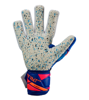 Guantes de portero Reusch Attrakt Fusion N.C. con palma Reusch Grip Fusion, corte negativo ergonómico y palma extendida. Ajuste seguro con cierre elástico y correa completa, máximo agarre y rendimiento profesional.