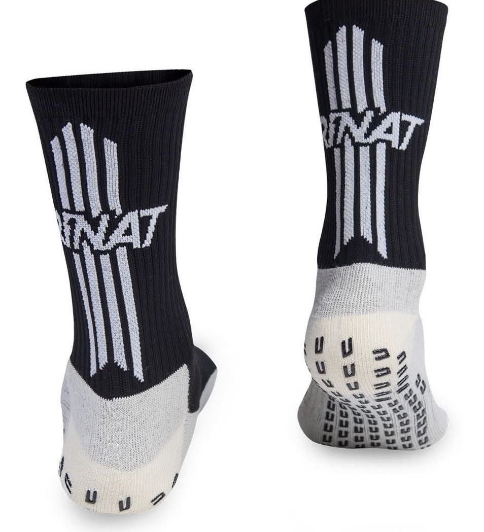 Incorpora tecnología Anti-Slip y No-Sliding mediante aplicaciones de gel antideslizante en la planta del pie y el talón.
Estos puntos de agarre permiten:
Mayor tracción dentro del calzado
Reducción del movimiento interno del pie
Mayor estabilidad en cambios de dirección
Prevención de callos o rozaduras
Esto se traduce en mejor control, mayor seguridad y un rendimiento más eficiente durante el juego.