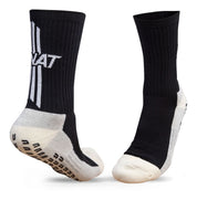 Fabricadas con una mezcla de poliéster, elastano y nylon que proporciona:
Gran elasticidad para adaptarse al pie de forma anatómica
Alta resistencia al desgaste durante el uso continuo
Tejido transpirable que ayuda a mantener los pies secos
Ajuste flexible que se mantiene firme durante todo el partido
Esta combinación de materiales garantiza comodidad, durabilidad y rendimiento constante en condiciones de juego intensas.