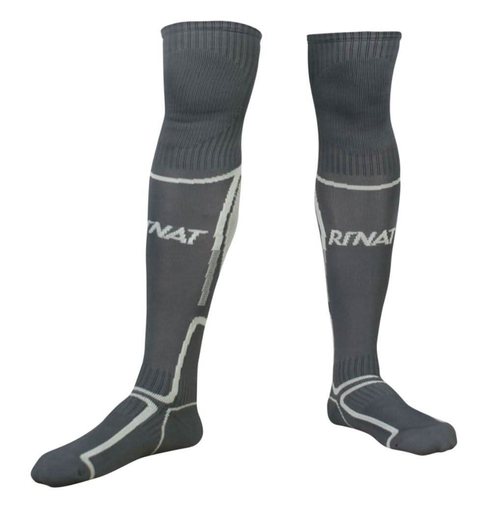 Las medias de fútbol para portero están diseñadas específicamente para cubrir las exigencias del arquero moderno, brindando comodidad, protección y ajuste seguro en cada entrenamiento o partido. Su diseño ergonómico se adapta naturalmente a la pierna y acompaña cada movimiento dentro del área.
Ideales para porteros que buscan seguridad adicional sin perder movilidad.