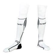 Medias de portero Classic Larga Rinat Blanco/Negro, confeccionadas 100% en poliéster, con refuerzo textil en rodillas para mayor protección y absorción de impactos, ajuste anatómico que se adapta a la curvatura de la pierna, comodidad prolongada, transpirables y resistentes, ideales para entrenamientos y partidos, soportan movimientos intensos de porteros, proporcionan estabilidad, confort y rendimiento en cada atajada, perfectas para césped natural y sintético, uso semiprofesional y competitivo.