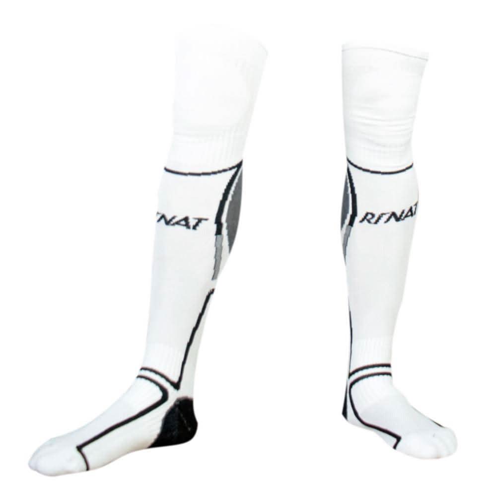 Medias de portero Classic Larga Rinat Blanco/Negro, confeccionadas 100% en poliéster, con refuerzo textil en rodillas para mayor protección y absorción de impactos, ajuste anatómico que se adapta a la curvatura de la pierna, comodidad prolongada, transpirables y resistentes, ideales para entrenamientos y partidos, soportan movimientos intensos de porteros, proporcionan estabilidad, confort y rendimiento en cada atajada, perfectas para césped natural y sintético, uso semiprofesional y competitivo.