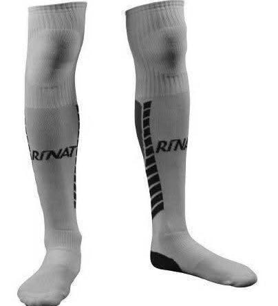 Fabricadas con una combinación de materiales que proporcionan resistencia, elasticidad y comodidad durante el juego.
Características del material:
Mezcla de poliéster y fibras elásticas
Tejido resistente al uso constante
Material flexible que se adapta a la forma de la pierna
Buena transpirabilidad para mayor comodidad
Alta durabilidad para entrenamientos y partidos
Esta combinación permite mantener un ajuste cómodo y firme durante toda la actividad deportiva.